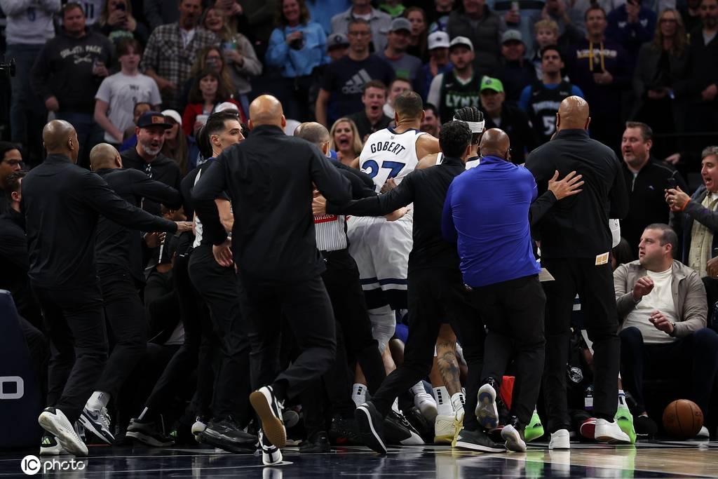 爱德华兹25+6两队爆发冲突7人被逐 森林狼击败活塞