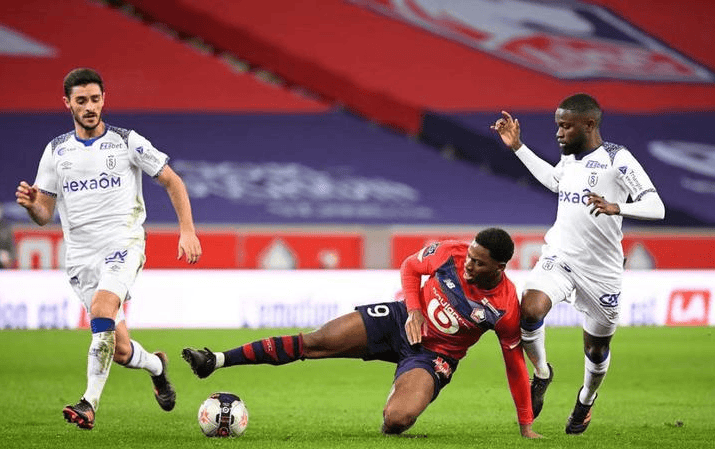 法甲焦点战：里尔冲四背水一战，兰斯保级生死时速