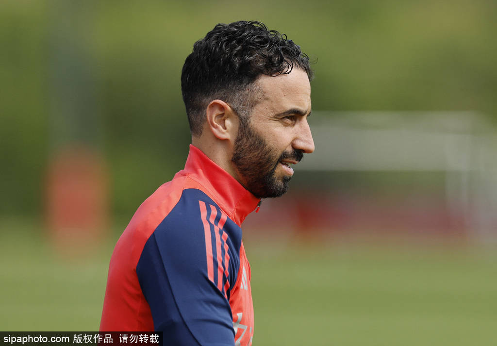 阿莫林摊牌了！B费去留尘埃落定？曼联夏窗“惊喜”计划曝光，球迷：就这？